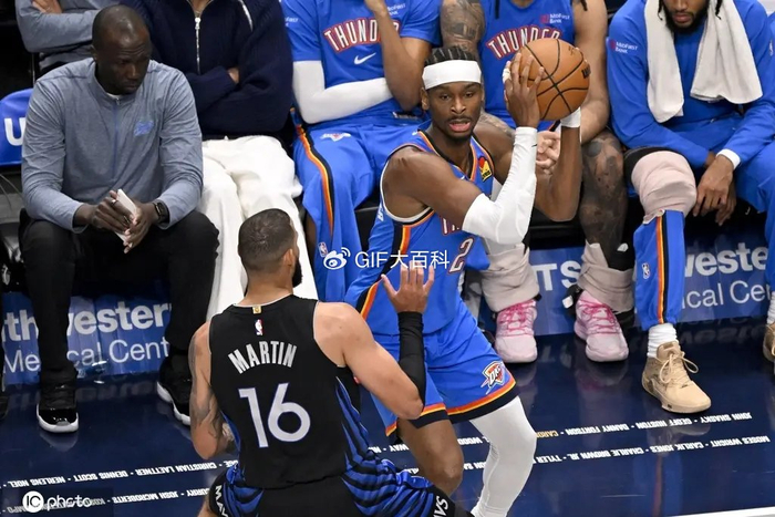 九游体育官网-太狠了！亚历山大30+4+5+4隔扣打爆独行侠，123场20+历史第二|雷霆|克里斯蒂|客场|张伯伦|谢伊·吉尔杰斯-亚历山大_新浪体育_新浪新闻